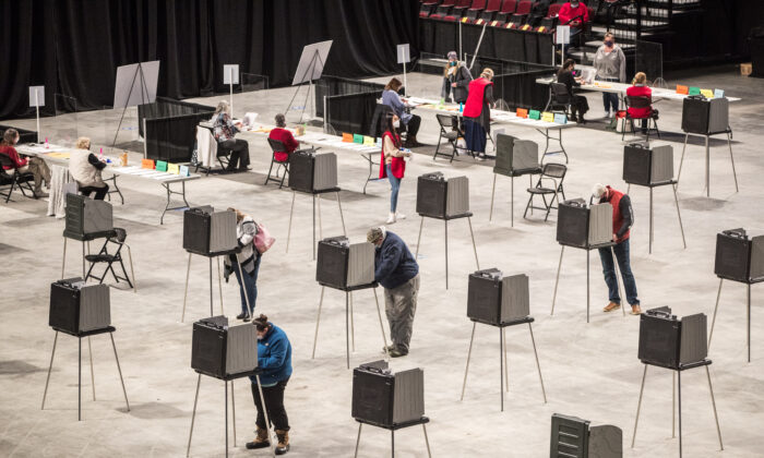 Os eleitores preenchem e depositam suas cédulas no local de votação do Cross Insurance Center, onde toda a cidade vota em Bangor, Maine, em 3 de novembro de 2020 (Scott Eisen / Getty Images)
