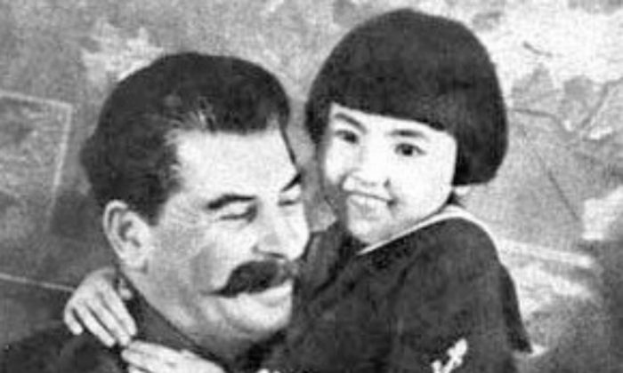 Pôster icônico do ditador soviético Joseph Stalin com uma menina chamada Gelya. O pôster foi usado como propaganda para mostrar o ditador como um pai para seu povo. Na verdade, Stalin provavelmente mandou matar os pais de Gelya (Cortesia de William Vollinger)
