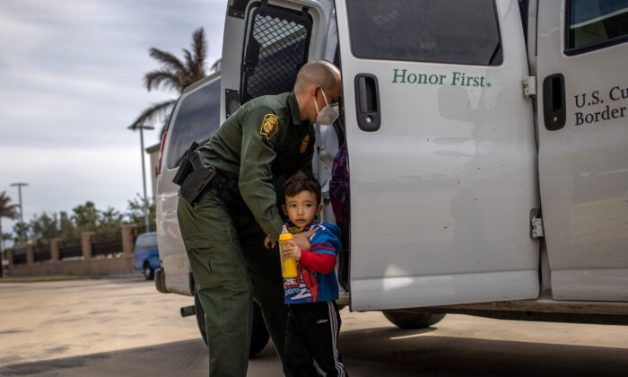 Cartéis mexicanos usam crianças como iscas para contrabandear criminosos para os EUA, diz xerife do Texas