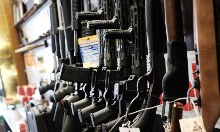 Poucos rifles permaneceram na prateleira da loja Gun-A-Rama da Caso em Jersey City, Nova Jersey, em 25 de março de 2021 (Spencer Platt / Getty Images)

