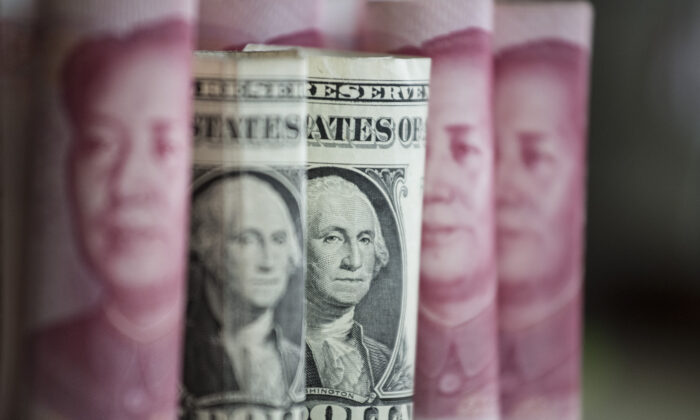 Notas chinesas de 100 yuans e uma nota de dólar americano em Pequim em 6 de janeiro de 2017 (Fred Dufour / AFP via Getty Images)
