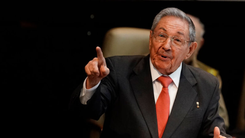 Raúl Castro reaparece em manifestação pró-ditadura