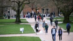 Estudantes universitários suspensos por não usarem máscaras ao ar livre, fora do campus