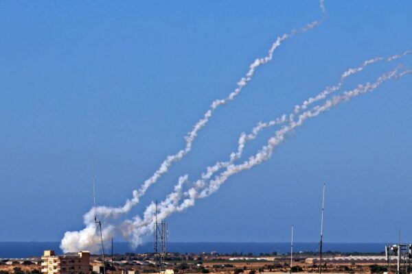 Uma imagem tirada em 19 de maio de 2021 mostra foguetes disparados por terroristas islâmicos palestinos contra Israel perto de Rafah, no sul da Faixa de Gaza (Disse Khatib / AFP via Getty Images)
 