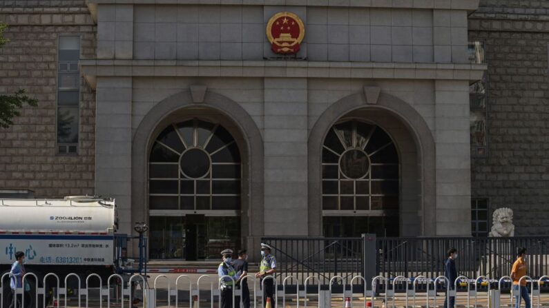 Policiais do lado de fora do Segundo Tribunal Popular Intermediário em Pequim antes do julgamento do acadêmico australiano Yang Jun, também conhecido como Yang Hengjun, por espionagem, em Pequim, China, em 27 de maio de 2021 (Nicolas Asfouri / AFP via Getty Images)
