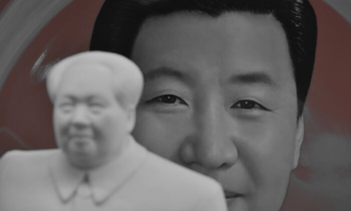 Uma placa decorativa com a imagem do líder chinês Xi Jinping é vista atrás de uma estátua de Mao Zedong em uma loja de souvenirs perto da Praça Tiananmen em Pequim, China, em 27 de fevereiro de 2018 (GREG BAKER / AFP via Getty Images)
