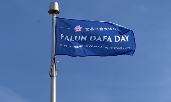A bandeira do "Dia do Falun Dafa" voa no ar depois de ter sido hasteada em 8 de maio de 2021 pela Prefeitura das Cataratas do Niágara antes do Dia Mundial do Falun Dafa nas Cataratas do Niágara, Canadá (The Epoch Times)
 
