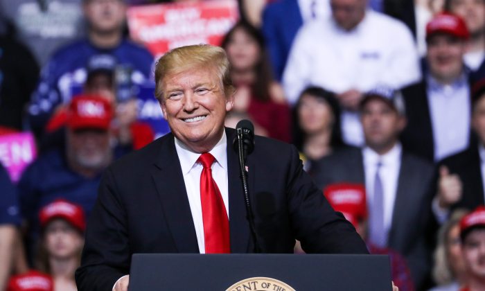 O presidente Donald Trump sorri durante um comício de campanha MAGA em Grand Rapids, Michigan, em 28 de março de 2019 (Charlotte Cuthbertson / The Epoch Times)
 