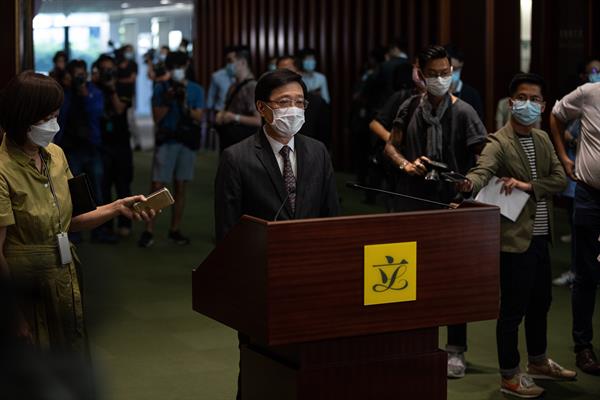 O Secretário de Segurança, John Lee (c) em uma conferência de imprensa no Parlamento de Hong Kong, China (EFE / EPA / JEROME FAVRE)
