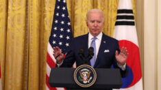 Biden desvia de pergunta em relação à opinião de Obama sobre OVNIs