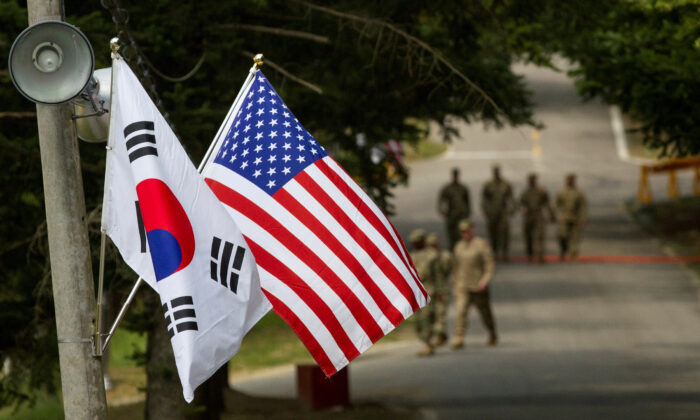 As bandeiras sul-coreanas e americanas hasteadas uma ao lado da outra em Yongin, Coreia do Sul, em 23 de agosto de 2016 (Ken Scar / Exército dos EUA / Folheto via Reuters)
