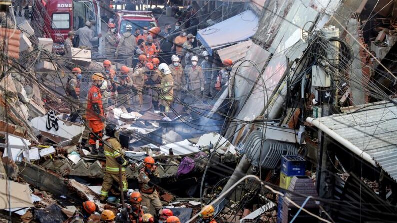 Uma menina e seu pai morreram e mais quatro pessoas ficaram feridas quando um prédio residencial de quatro andares desabou na quinta-feira, 3 de junho de 2021 no Rio de Janeiro (Brasil) EFE / ANTONIO LACERDA
