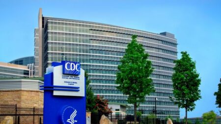 CDC realizará reunião de emergência sobre inflamação cardíaca rara pós-vacinação