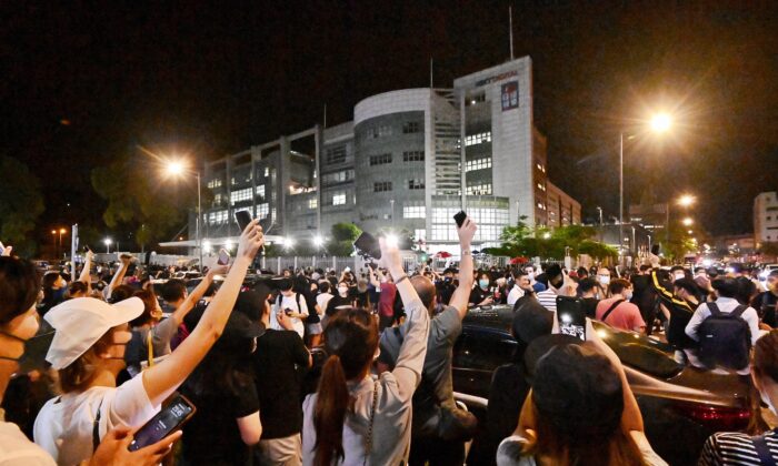Autoridades e grupos de direitos humanos dos EUA condenam fechamento forçado do Apple Daily de Hong Kong