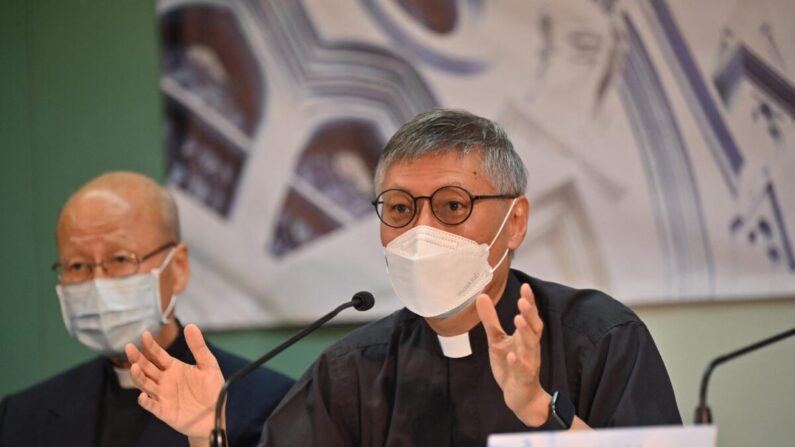 O bispo recém-nomeado de Hong Kong, o Rev. Stephen Chow (à direita), fala em uma entrevista coletiva com o Cardeal John Tong (à esquerda) em Hong Kong em 18 de maio de 2021 (Peter Parks / AFP via Getty Images)
