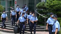 Polícia de Hong Kong invade redação de jornal pró-democracia e prende seus executivos