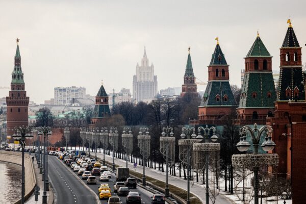 O Kremlin se ergue em frente à sede do Ministério das Relações Exteriores da Rússia, em 18 de março de 2021 (Dimitar Dilkoff / AFP via Getty Images)
 