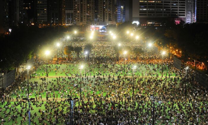 Milhares de participantes participam de uma vigília em memória pelas vítimas do massacre da Praça Tiananmen de 1989 em Hong Kong, no Parque Victoria da China, em 4 de junho de 2020 (Sung Pi-lung / The Epoch Times)
 