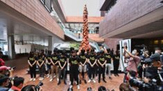 Estudantes de Hong Kong homenageiam aniversário do massacre de Tiananmen no Pilar da Vergonha