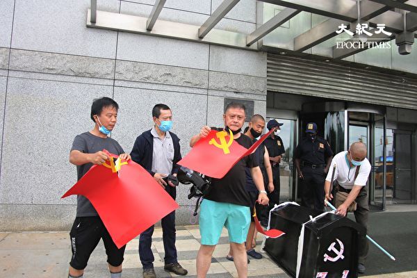 Dezenas de tibetanos exilados, Hong Kongers, dissidentes chineses e outros queimam as bandeiras do Partido Comunista Chinês (PCC) e apresentam um caixão preto ao PCC em protesto contra seu regime brutal na China em frente ao Consulado Geral Chinês em Nova Iorque em 1º de julho, em seu centenário (Huang Xiaotang / The Epoch Times)
 