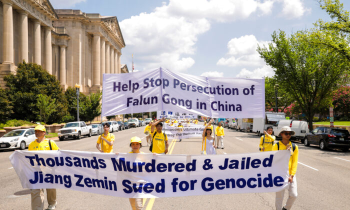 Os praticantes do Falun Gong participam de um desfile que marca o 22º aniversário do início da perseguição do regime chinês contra o Falun Gong, em Washington, em 16 de julho de 2021 (Samira Bouaou / The Epoch Times)
 