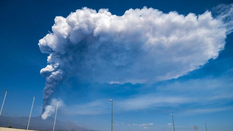 Nova erupção do Etna força o fechamento do aeroporto italiano de Catânia