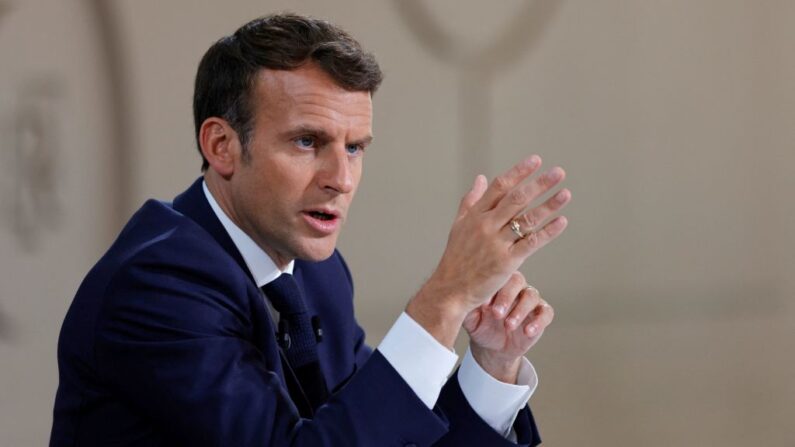 Macron denuncia pessoa que colou cartazes o comparando a Hitler