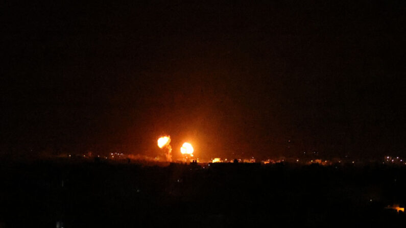 Após novo lançamento de balões incendiários, Israel responde com bombardeios a alvos do Hamas