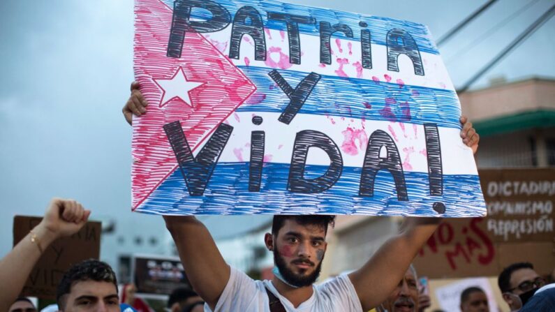 Cubanos protestam na República Dominicana contra o regime comunista de Miguel Díaz-Canel perto da embaixada cubana, em 12 de julho de 2021, em Santo Domingo (ERIKA SANTELICES / afp / AFP via Getty Images)
