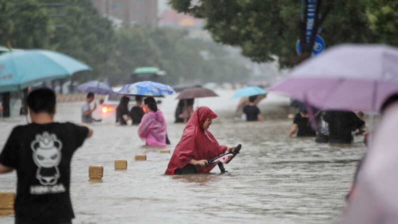 Pelo menos 20 mortos após chuvas torrenciais incomuns e inundações no centro da China