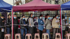 Autoridade local proíbe os residentes chineses que não foram vacinados de entrar em espaços públicos