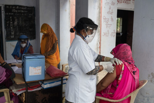 A enfermeira assistente indiana Punnamma VS administra a vacina contra o coronavírus Covaxin em Rajasthan em 17 de maio de 2021 em Aakhtadi, distrito de Tonk, Rajasthan, Índia . (Rebecca Conway / Getty Images)
 