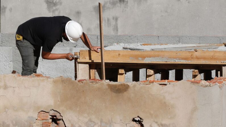 Rio de Janeiro - Trabalhadores da construção civil, operários reformam telhado de imóvel em obras no Centro do Rio. (Fernando Frazão/Agência Brasil)