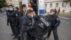 Dezenas de milhares protestam na Alemanha e na França contra passaportes de vacinas COVID-19