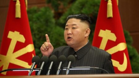 Kim Jong-un supervisiona exercícios militares com a filha e pede preparativos para guerra