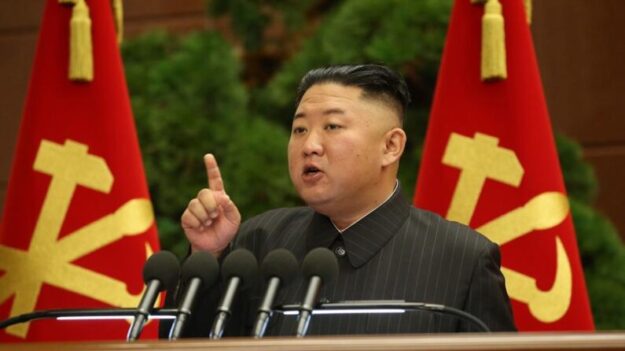 Kim Jong-un supervisiona exercícios militares com a filha e pede preparativos para guerra