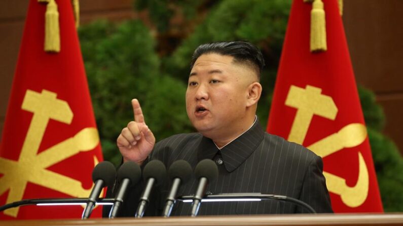 Foto divulgada pela Agência Central de Notícias da Coreia do Norte (KCNA) mostra o líder norte-coreano Kim Jong Un falando durante uma reunião do Bureau Político do Comitê Central do Partido dos Trabalhadores da Coreia (WPK) em Pyongyang, Coreia do Norte (EFE / EPA / KCNA
