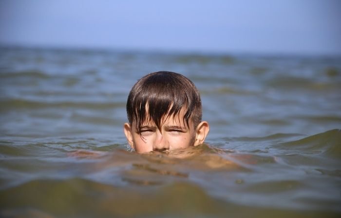 Adolescentes salvam menino autista de afogamento “Só pensei que tinha que tirá-lo de lá”