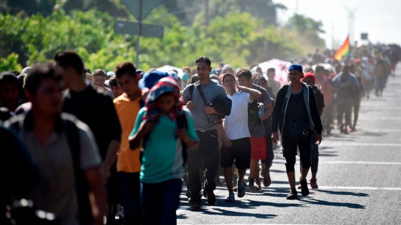 Migrantes da América Central, a maioria hondurenhos indo em uma caravana para os EUA, caminham de Ciudad Hidalgo a Tapachula, estado de Chiapas, México, em 23 de janeiro de 2020 (Alfredo Estrella / AFP / Getty Images)

