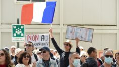 ‘Não aos passaportes de vacinas’: protestos em massa eclodem na França após novas regras da COVID-19