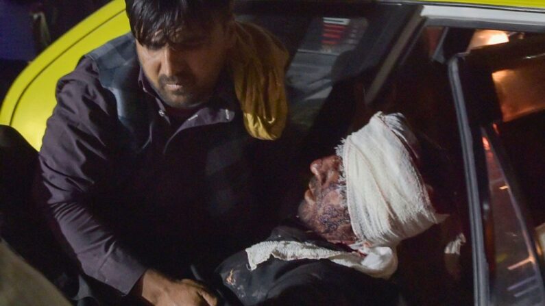 Mais de 60 mortos após duplo ataque no aeroporto de Cabul