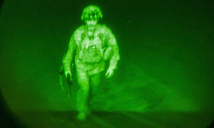 Pentágono publica foto do último soldado saindo do Afeganistão