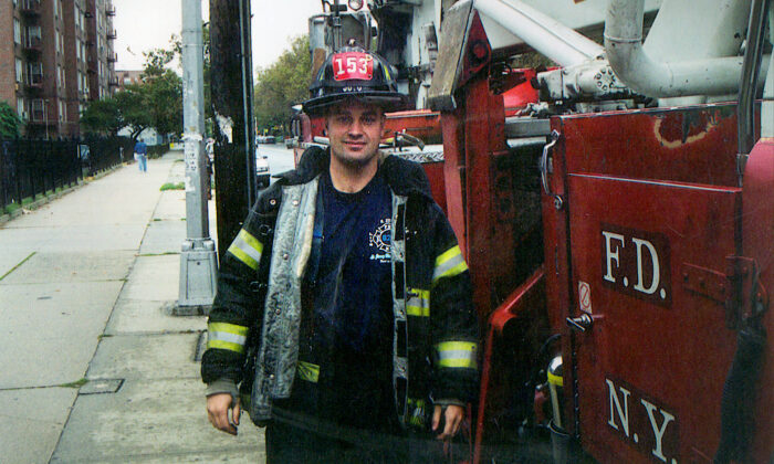 Irmão de bombeiro que morreu no 11 de setembro viaja mais de 804 quilômetros para homenagear sacrifício dos primeiros socorristas