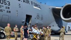 Bebê nascido no voo de evacuação do Afeganistão, recebe nome da operação da aeronave