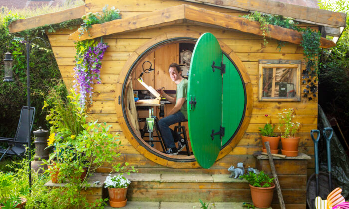 Homem britânico constrói ‘Casa Hobbit’ em seu quintal para realizar sonho de infância