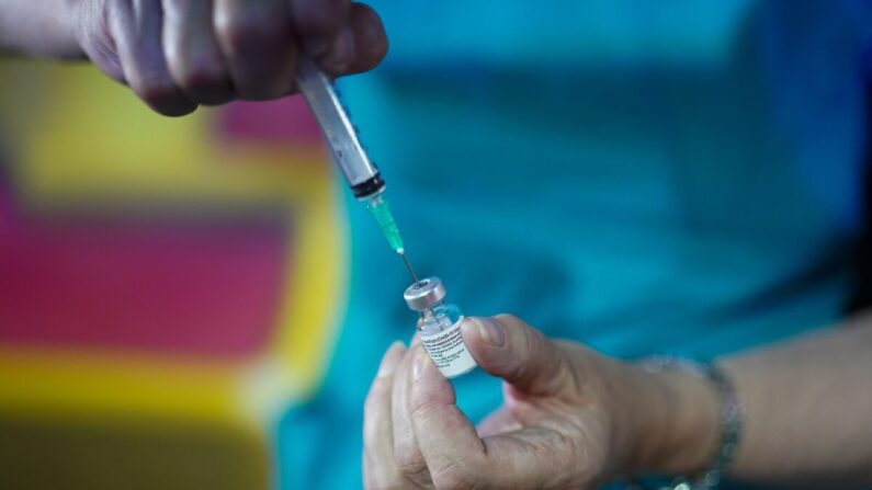 A Dra. Lisa Pickles prepara a vacina Pfizer-BioNTech COVID-19 em um centro de vacinação em Halifax, Inglaterra, em 31 de julho de 2021 (Ian Forsyth / Getty Images)
