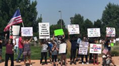 Manifestação no Colorado diz ‘não’ às vacinas obrigatórias COVID-19