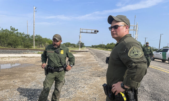 Agentes da patrulha de fronteira do Texas descobrem quarto de hotel lotado de imigrantes ilegais esperando para serem contrabandeados para os EUA