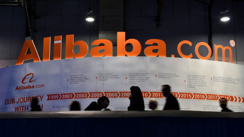 Várias pessoas passam por um estande do Alibaba.com na CES 2019 no Las Vegas Convention Center em 8 de janeiro de 2019 em Las Vegas, Nevada (David Becker / Getty Images)
