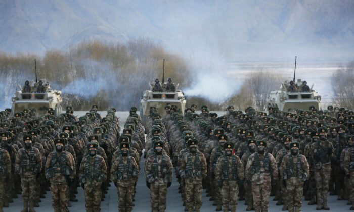 Soldados do Exército de Libertação do Povo Chinês (PLA) se reunindo durante o treinamento militar nas montanhas Pamir em Kashgar, região noroeste da China de Xinjiang, em 4 de janeiro de 2021 (STR / AFP via Getty Images)
